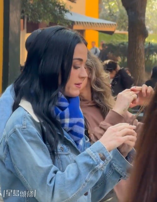 Katy被拍到在杭州靈隱寺拜佛，還神心地拿着香支四面拜，獲網民讚她夠專業。