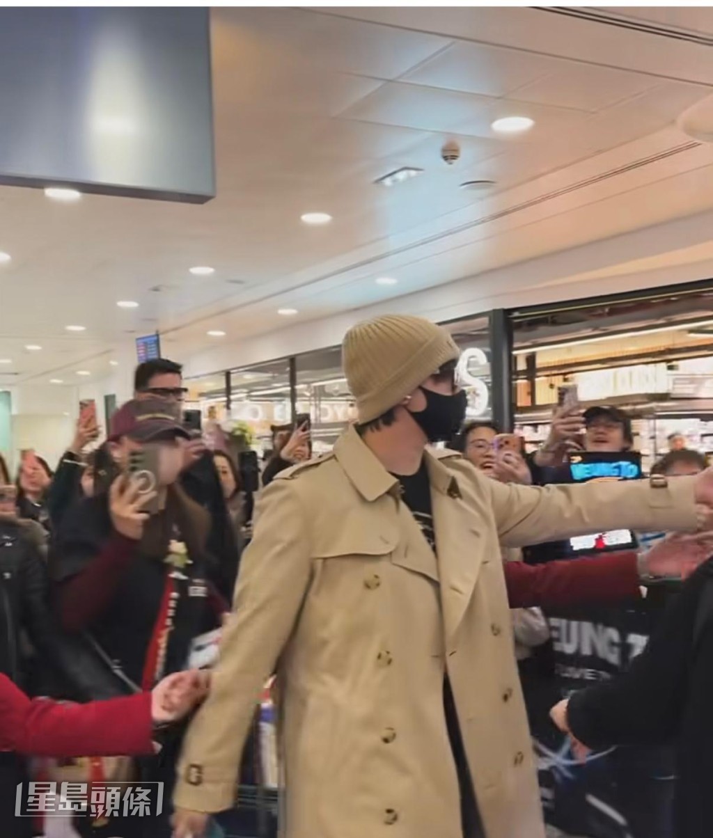 他親民繼續收大家的信和禮物。 他親民繼續收大家的信和禮物。