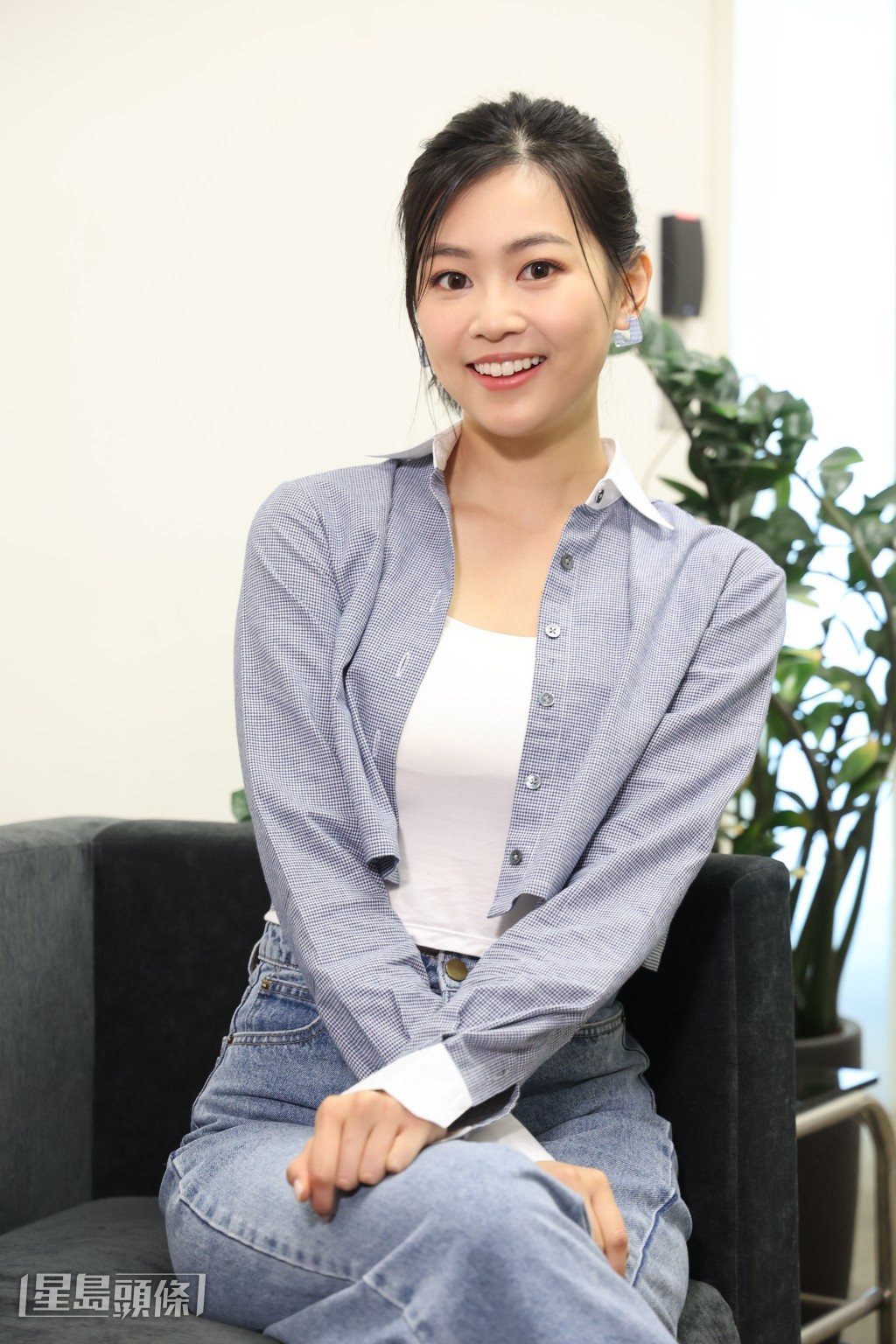 郭柏妍笑言穿墙戏份后，还有其他参演人士包括小朋友，难怪要拍足两日。
