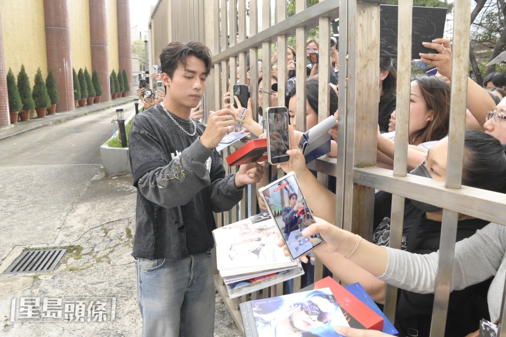 对于MIRROR的工作，他指会有骚在年尾及有两首新团歌。