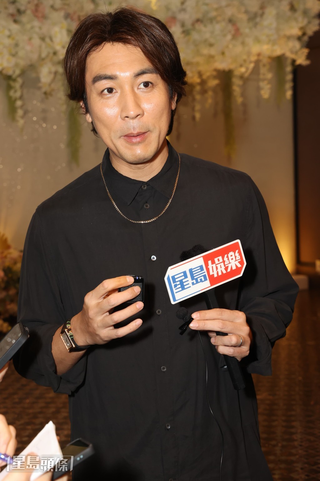 Shaun透露前晚拍攝該劇最後一場戲，穿着絨西裝跑了一個多小時，全身爆汗。