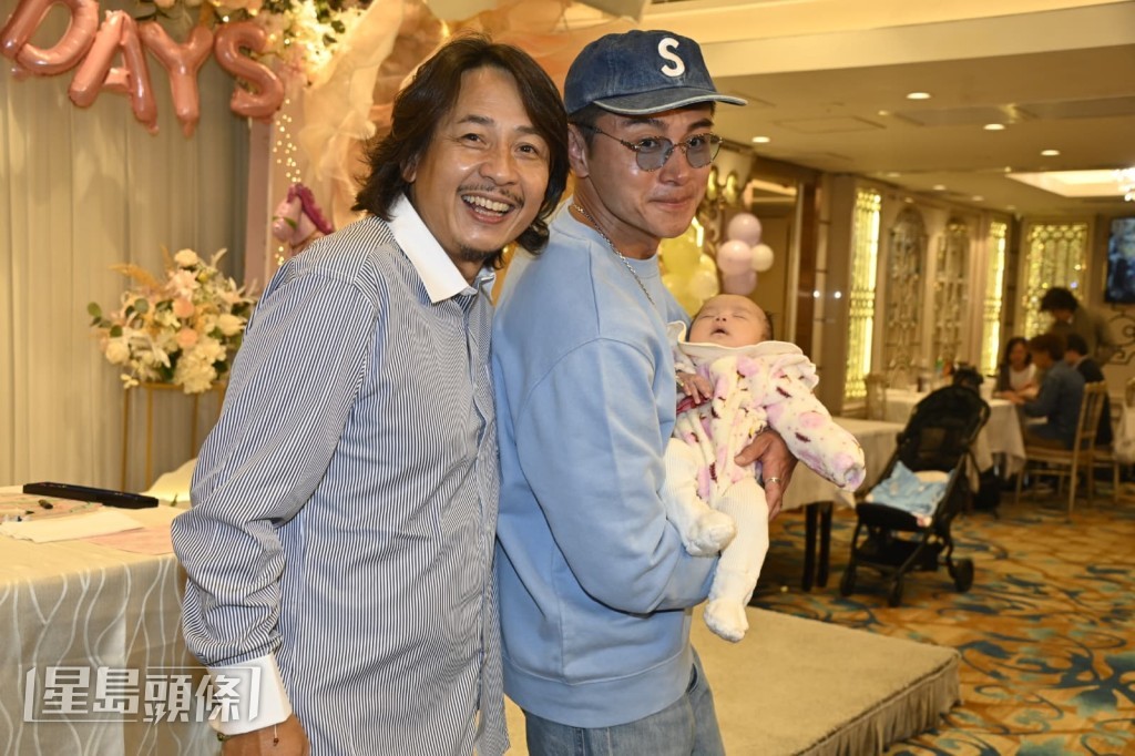 黃浩然在抱B時顯得頗緊張，他笑指抱一抱已標汗。