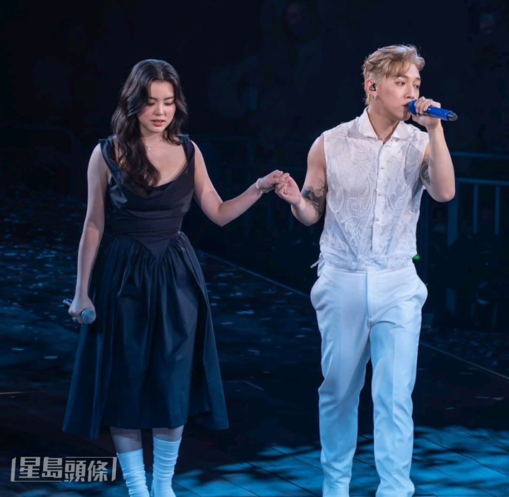 早前為MC張天賦的紅館騷擔任表演嘉賓,汲取演唱會演出經驗。 早前為MC張天賦的紅館騷擔任表演嘉賓,汲取演唱會演出經驗。