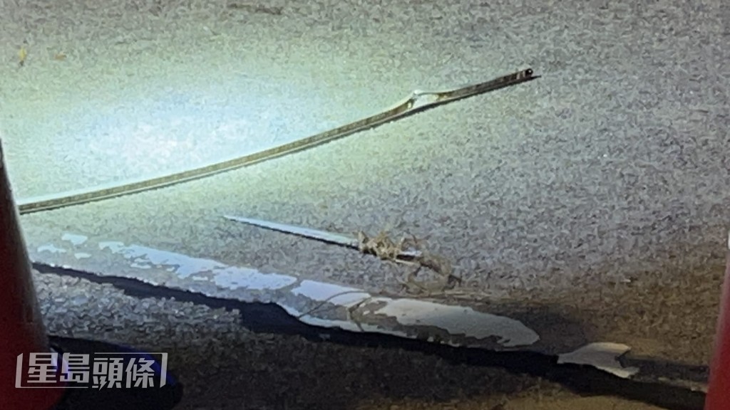 地上遺下一把利器。蔡楚輝攝