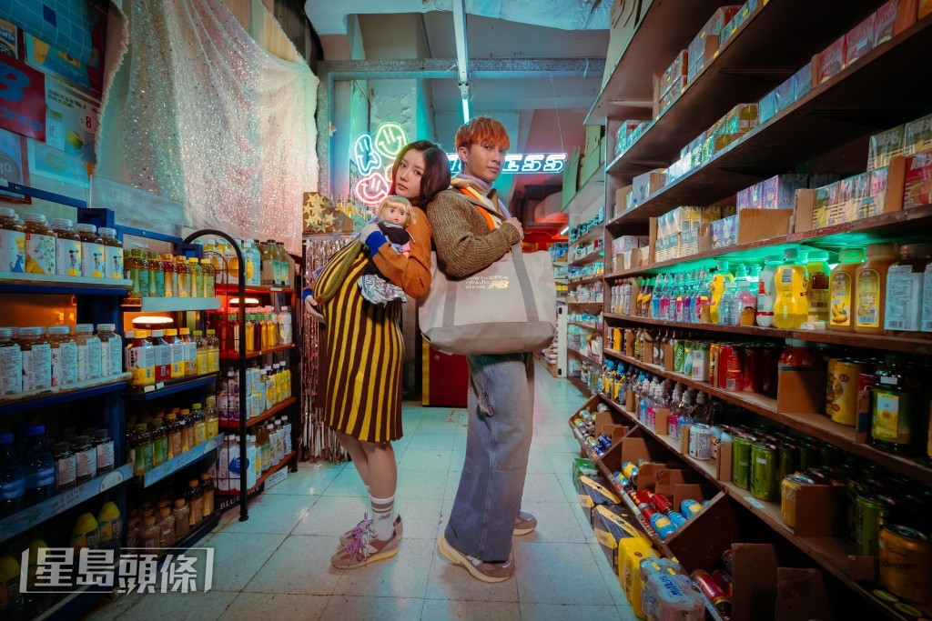 拍攝期間,無論是店員、情侶、夫妻的角色都默契十足。 拍攝期間,無論是店員、情侶、夫妻的角色都默契十足。