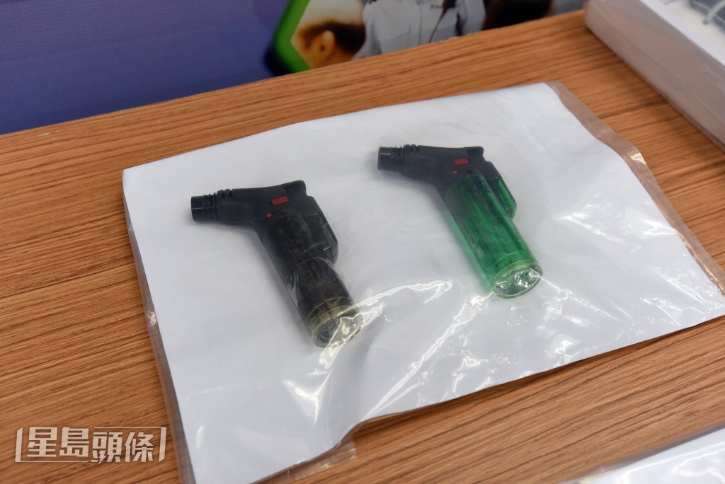警方檢獲2把火槍。黃文威攝