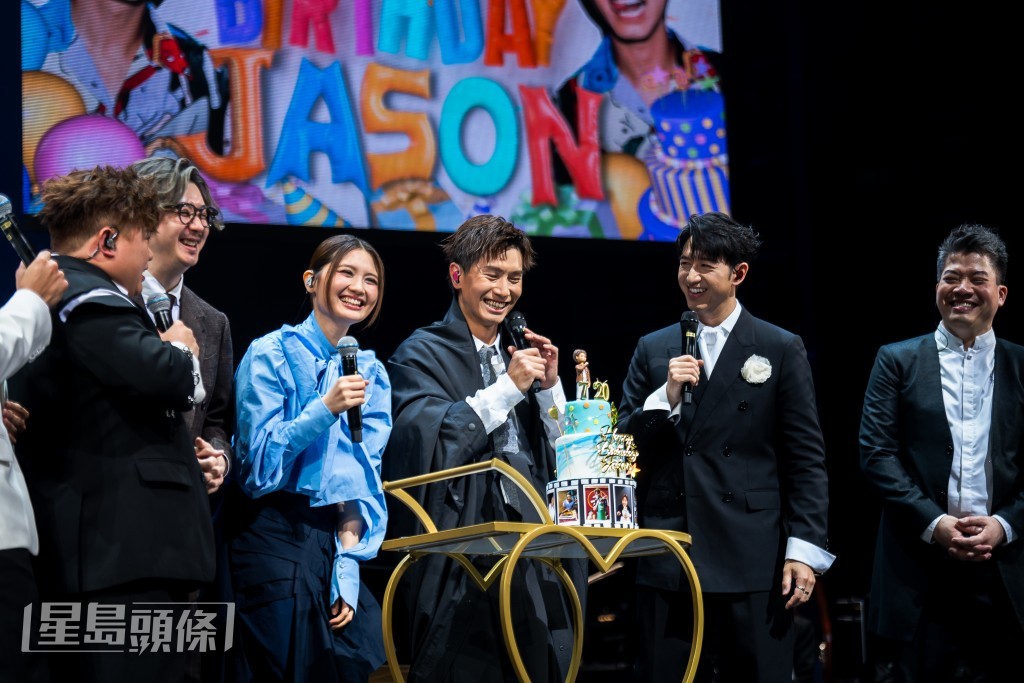  一眾歌手在台上為Jason提早慶生。