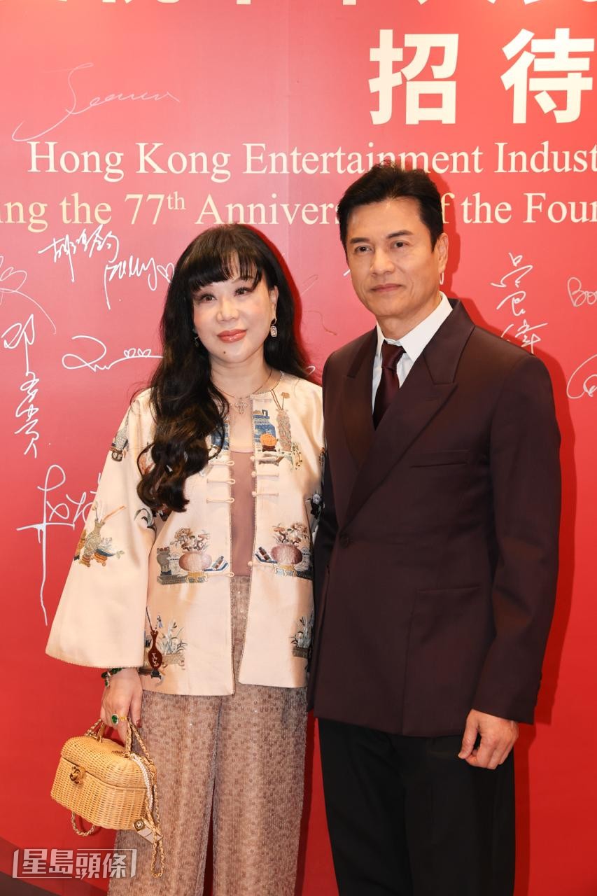 呂良偉夫婦昨日(28日)出席《香港影視界慶祝中華人民共和國77周年招待會》。 呂良偉夫婦昨日(28日)出席《香港影視界慶祝中華人民共和國77周年招待會》。