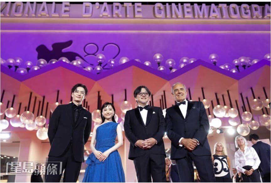 (右二起)日本動畫名導細田守率蘆田愛菜和岡田將生,出席新作《永無止境的史嘉蕾》威尼斯首映。(威尼斯影展官方IG) (右二起)日本動畫名導細田守率蘆田愛菜和岡田將生,出席新作《永無止境的史嘉蕾》威尼斯首映。(威尼斯影展官方IG)