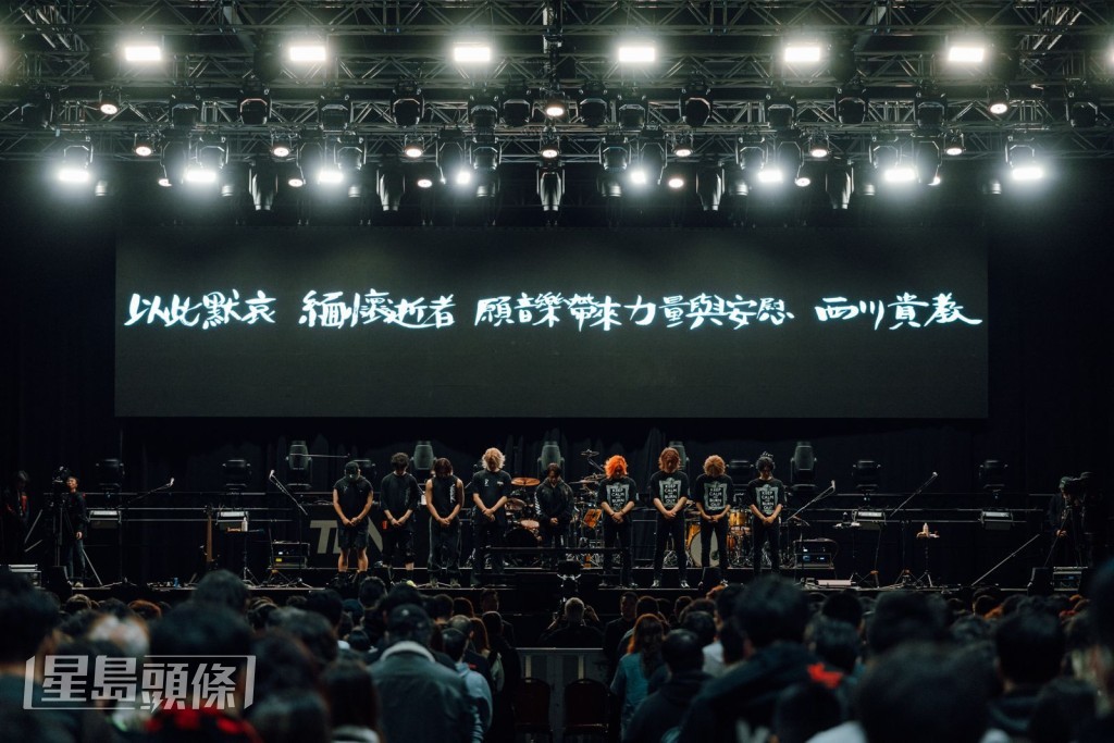 西川貴教昨日在香港開騷前,為大埔火災罹難者默哀一分鐘。 西川貴教昨日在香港開騷前,為大埔火災罹難者默哀一分鐘。