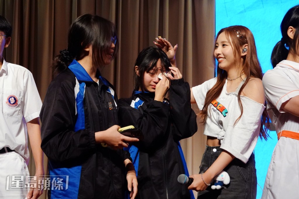 被Ivy So選中上台的女學生更激動落淚。