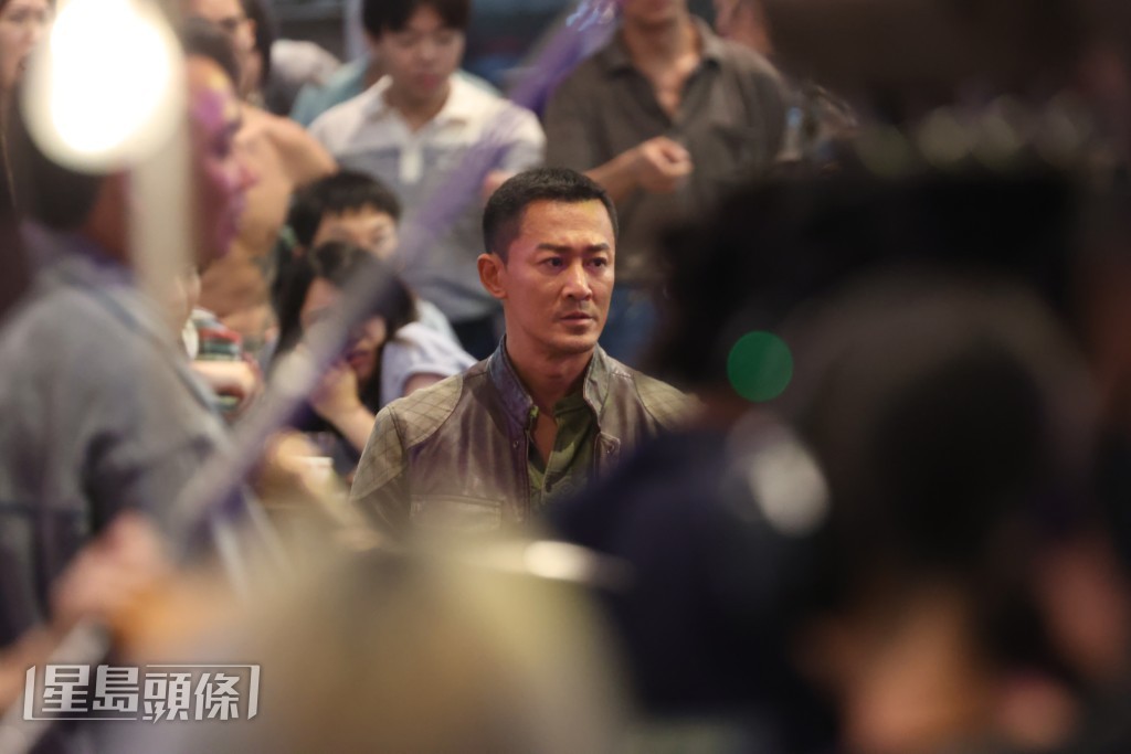 《星島頭條》在7月時拍到林峯、劉俊謙在廟街拍攝《九龍城寨之終章》。