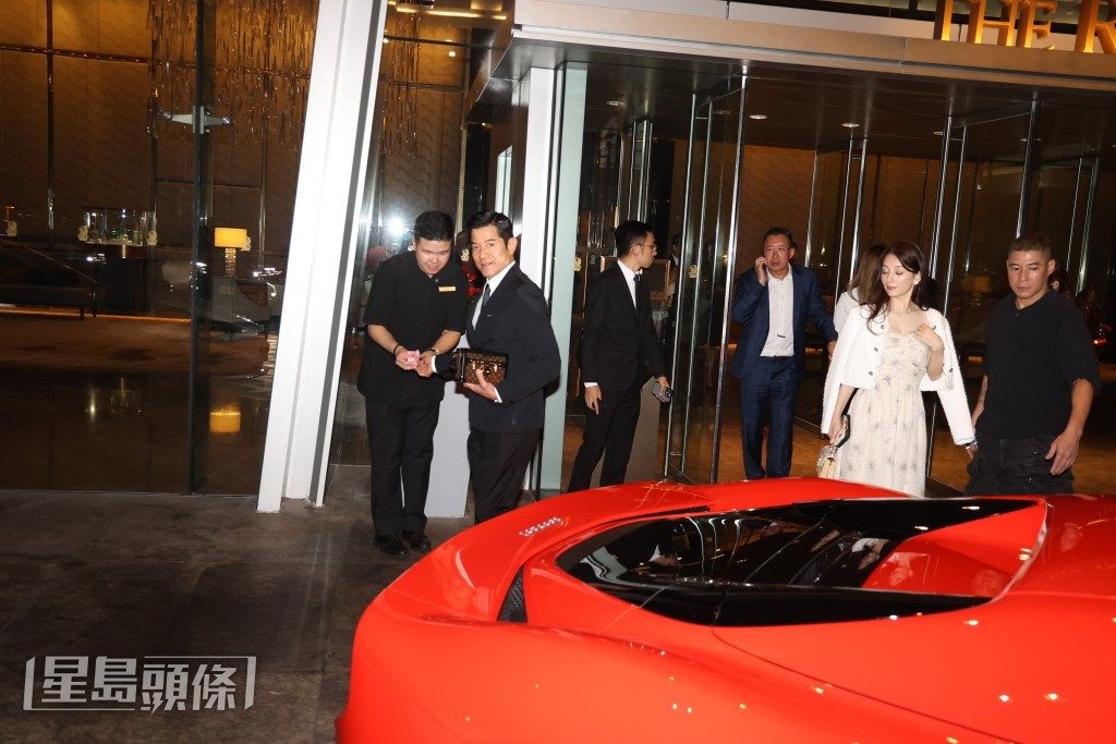 城城俾小費給泊車職員。 城城俾小費給泊車職員。