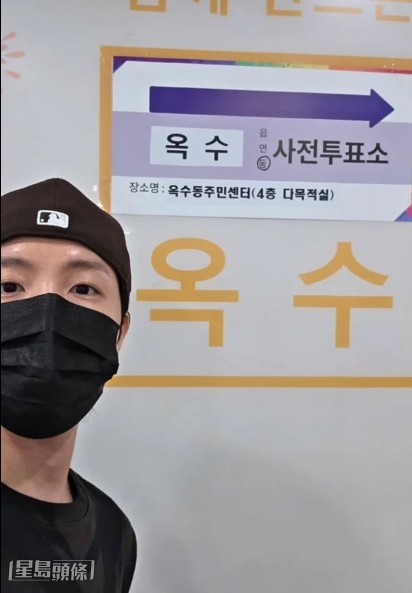 J-Hope一身黑tee現身投票站,以避免政治爭議。 J-Hope一身黑tee現身投票站,以避免政治爭議。