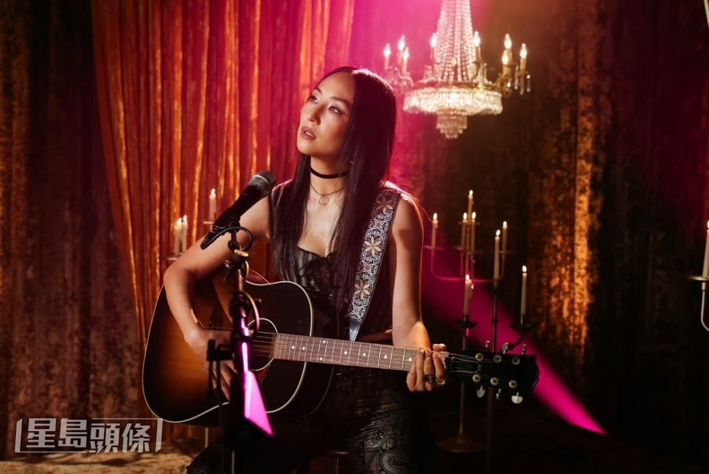 韓裔女星Greta Lee在MV中扮演在電視上表演的歌手。