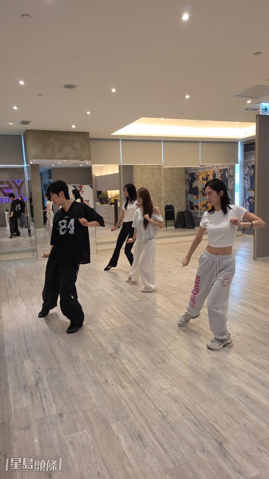 作為曾與多個韓流天團合作、擁有豐富演唱會現場經驗的星級導師,Geon 老師以嚴謹且專業的韓式培訓體系著稱。 作為曾與多個韓流天團合作、擁有豐富演唱會現場經驗的星級導師,Geon 老師以嚴謹且專業的韓式培訓體系著稱。