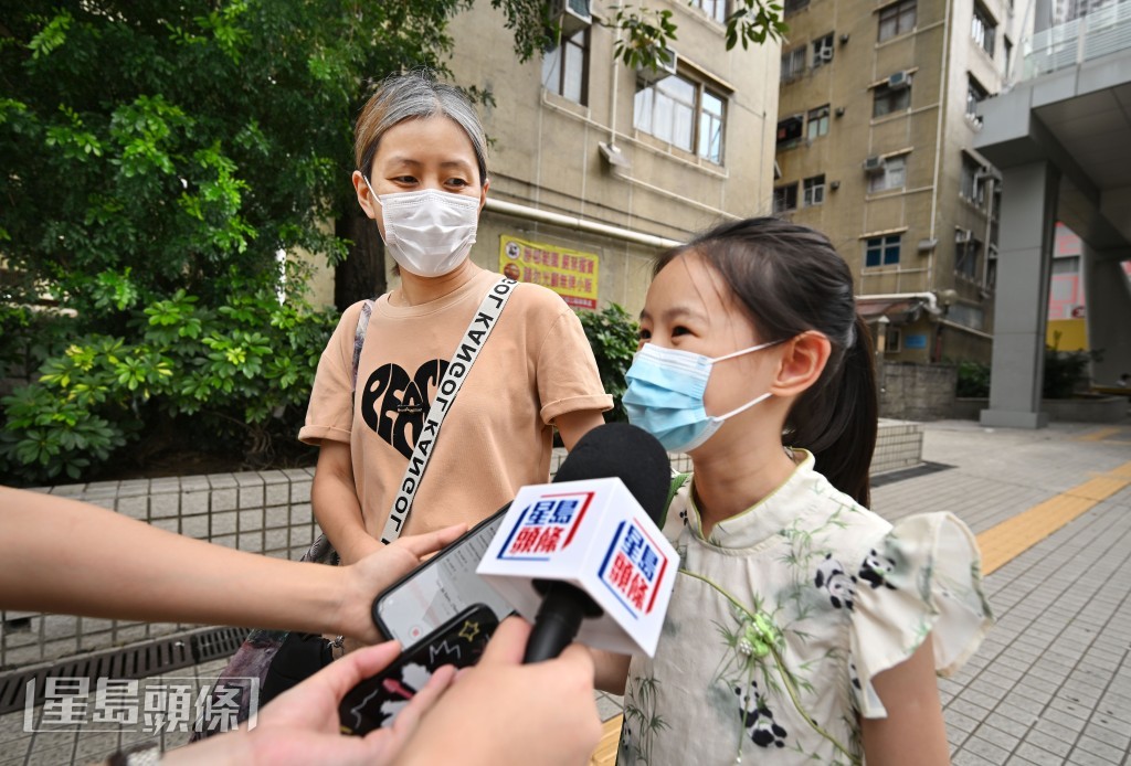 家長陳女士與姚小朋友。劉駿軒攝