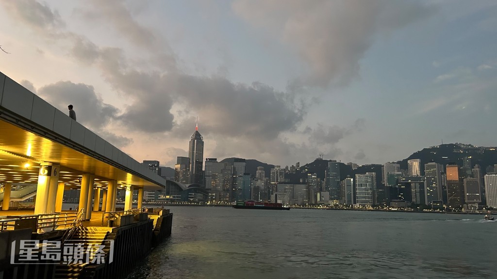 本港地區今日部分時間有陽光，日間最高氣溫約30度。蔡楚輝攝