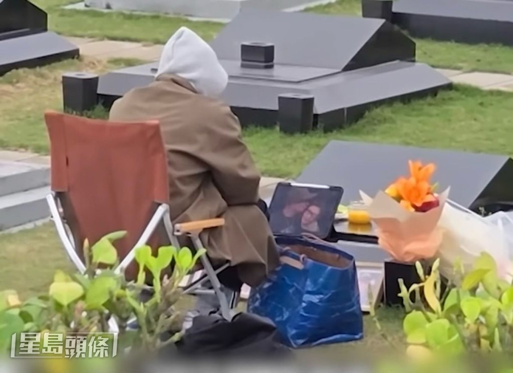 具俊曄在墓前翻看與大S的甜蜜片段。