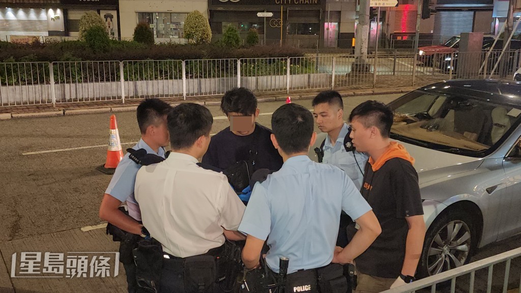 警方行動中拘捕2男1女。 警方行動中拘捕2男1女。