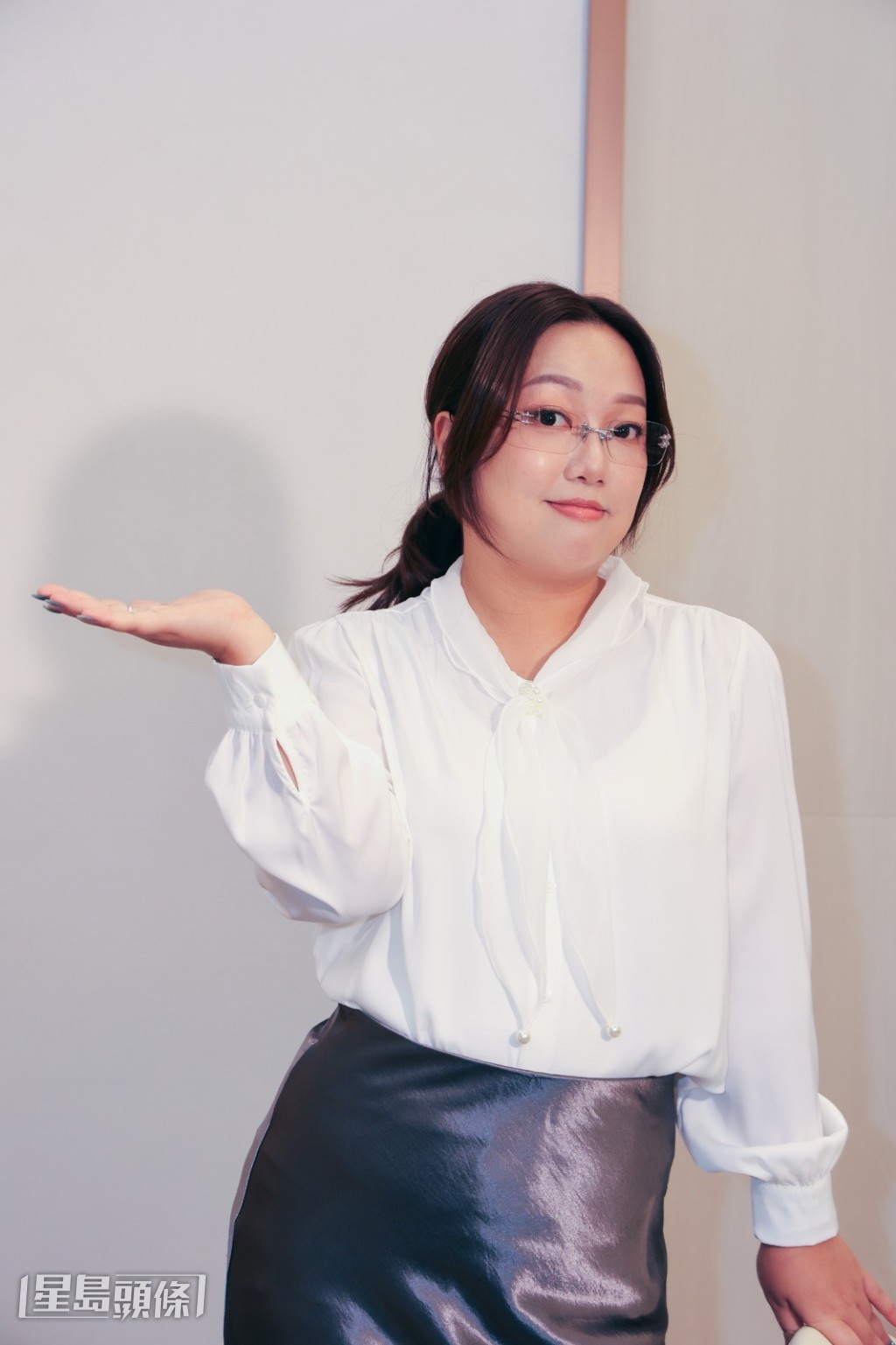 一向做開主持口齒伶俐的妹頭，對於可以與劇后合作，直言懷有一種敬仰的心情。