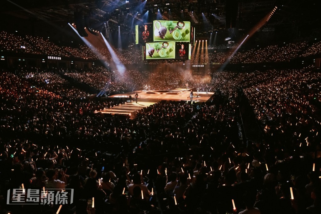 13組歌手及樂隊參與演出，並以全新四面台與萬二觀眾狂歡一夜。