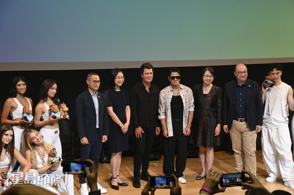 在「Now United中國香港區新成員出道首演」活動上，（左二起）Ariel與香港賽馬會客戶策略、體驗及創新事務執行總監侯德洋、文化體育及旅遊局旅遊事務副專員朱瑞雯、XIX創辦人Simon Fuller、郭富城、文化體育及旅遊局旅遊事務專員張馮泳萍、香港賽馬會公共事務執行總監譚志源一同與傳媒會面。