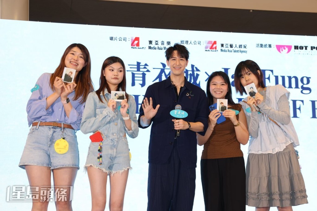 馮允謙為粉絲送上簽名和即影即有合照。 馮允謙為粉絲送上簽名和即影即有合照。