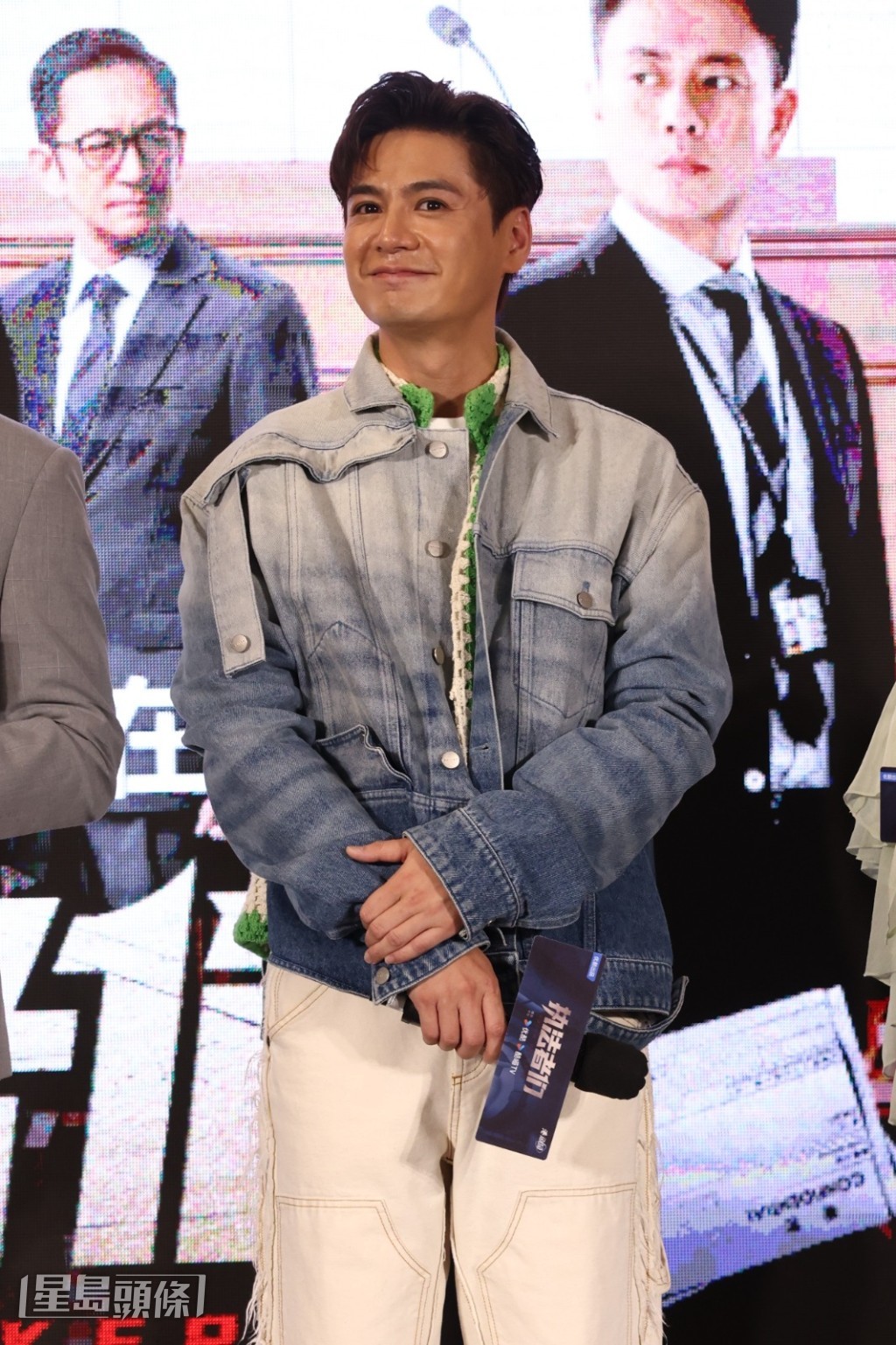 一眾演員都被粉絲的熱情溶化了。 一眾演員都被粉絲的熱情溶化了。