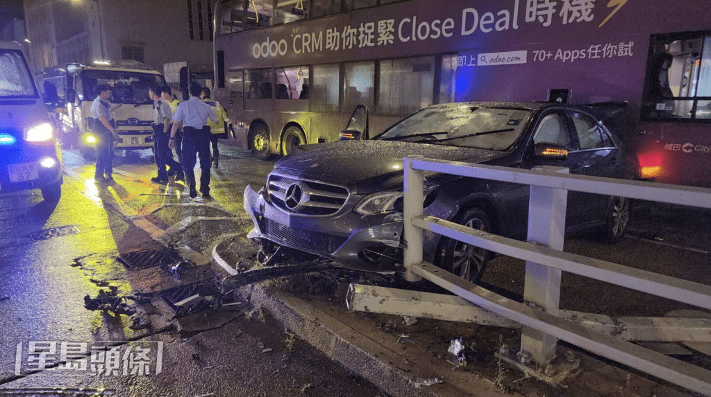 車禍後平治私家車打橫停在快線位置,車頭撞向天橋護欄。黎志偉攝 車禍後平治私家車打橫停在快線位置,車頭撞向天橋護欄。黎志偉攝