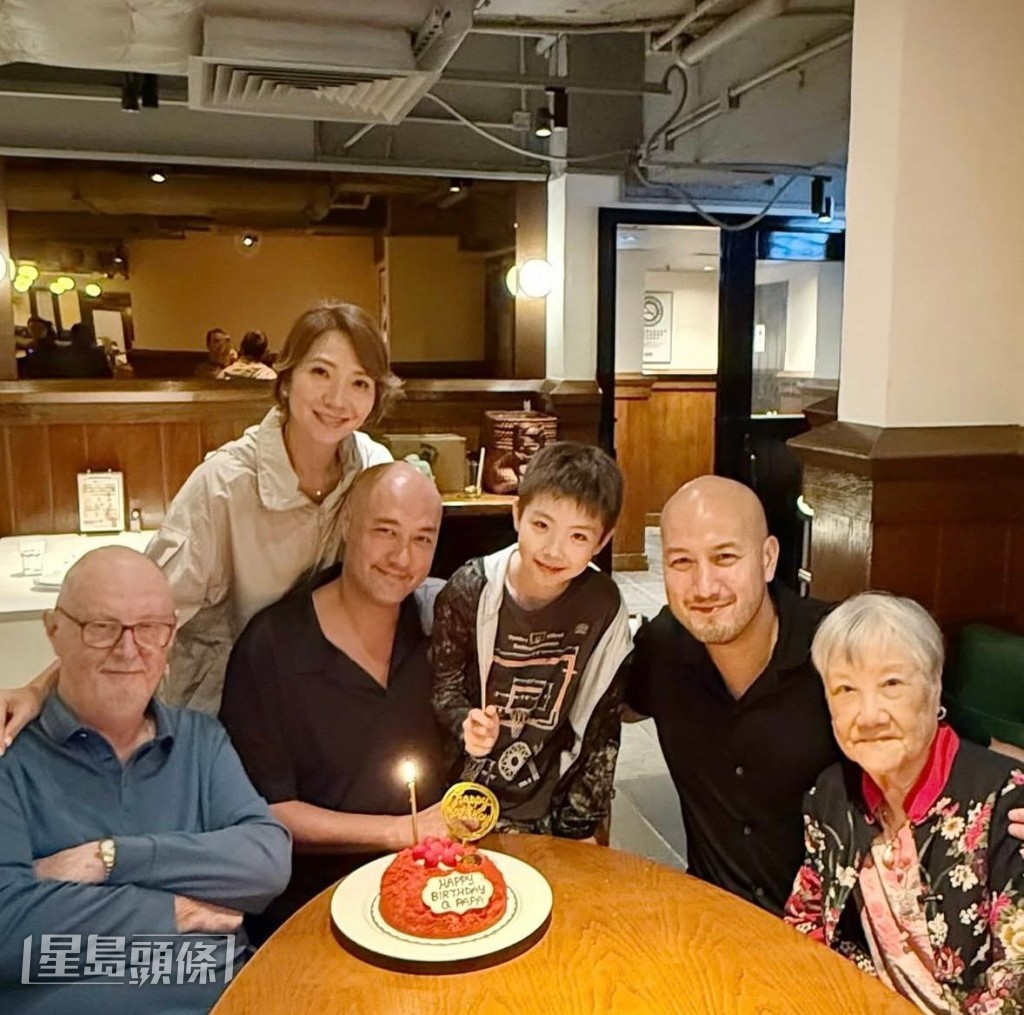 車婉婉日前為丈夫Jonathon慶祝,合照中驚現三位「Q爸」,她笑言從無認錯丈夫與小叔,圖左則是老爺。 車婉婉日前為丈夫Jonathon慶祝,合照中驚現三位「Q爸」,她笑言從無認錯丈夫與小叔,圖左則是老爺。