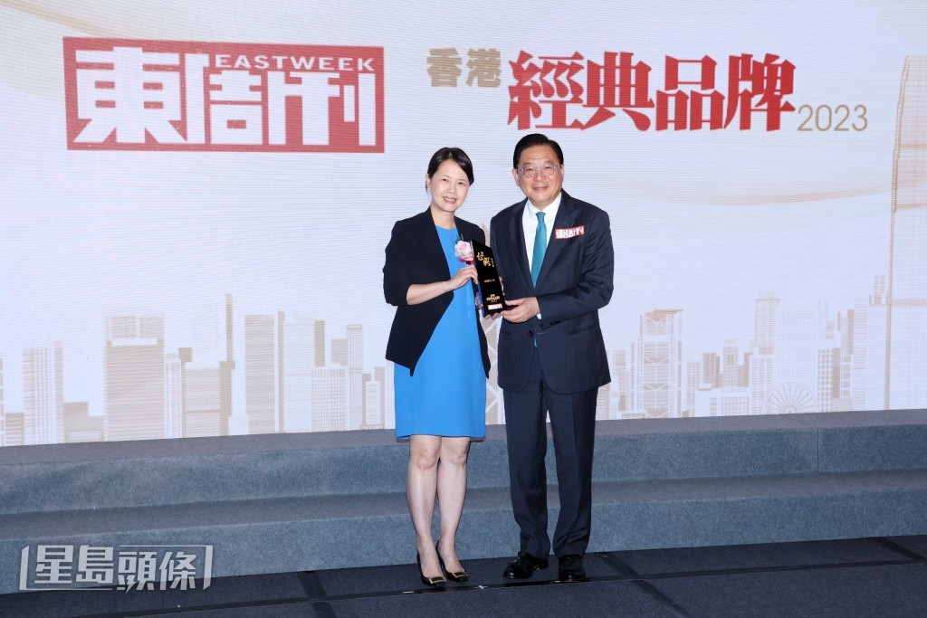 港鐵公司獲頒「經典品牌」大獎，並由企業事務及品牌總監蔡少綿（左）代表領獎。