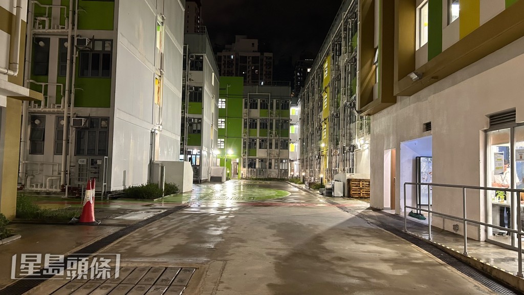 過渡性房屋啟福居男子持剪刀 父恐有人受傷制服 兒手傷送院。蔡楚輝攝 過渡性房屋啟福居男子持剪刀 父恐有人受傷制服 兒手傷送院。蔡楚輝攝