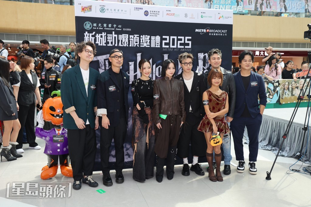 華納拉隊齊撐新城。 華納拉隊齊撐新城。