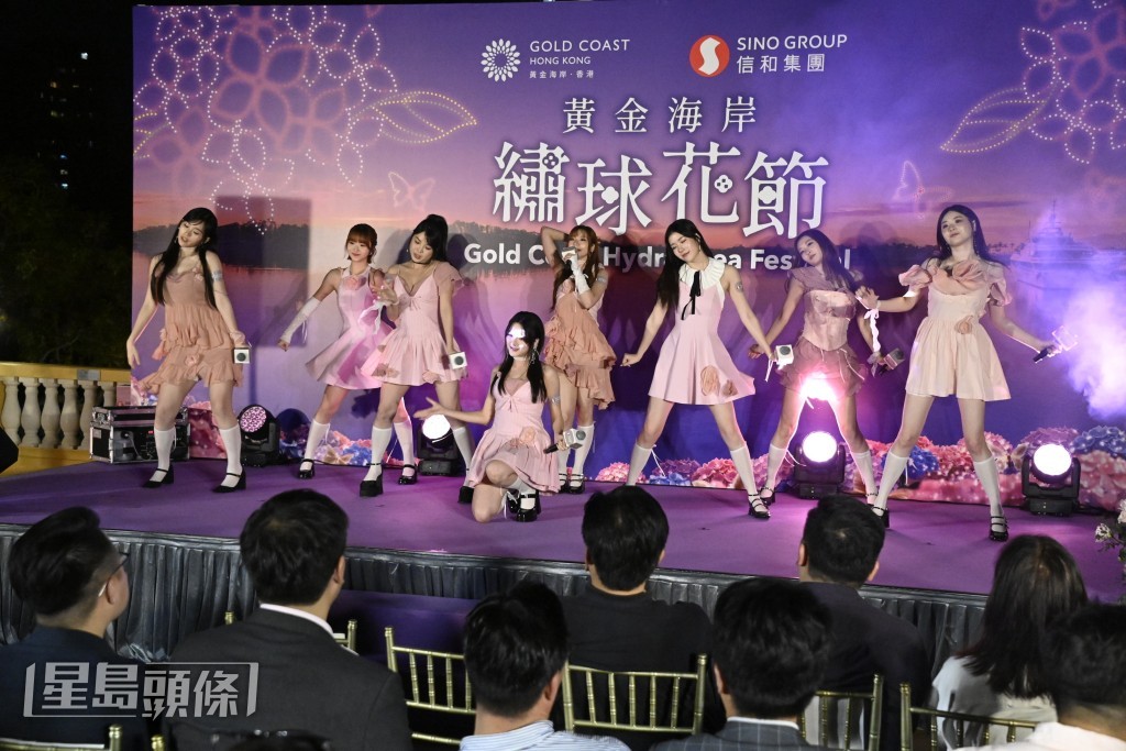 8位成員在台上又唱又跳。 8位成員在台上又唱又跳。