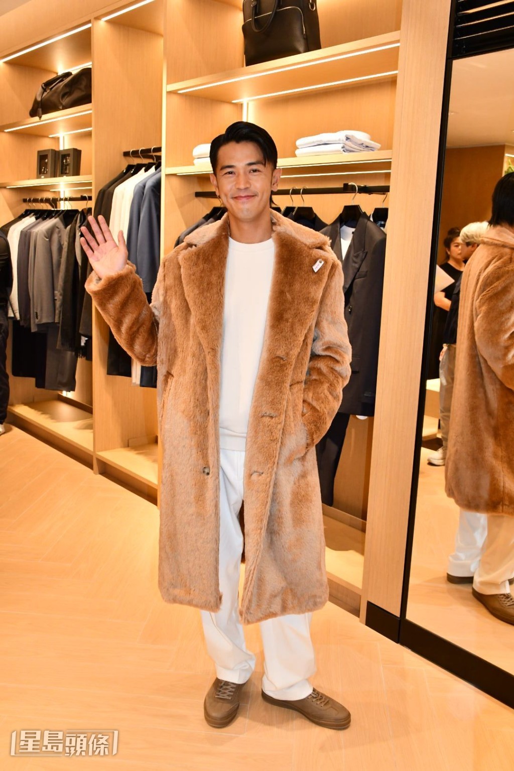 馬志威早前帶同女友COLLAR經理人戴穎到日本出席好友劉俊謙和蔡思韵的婚禮。