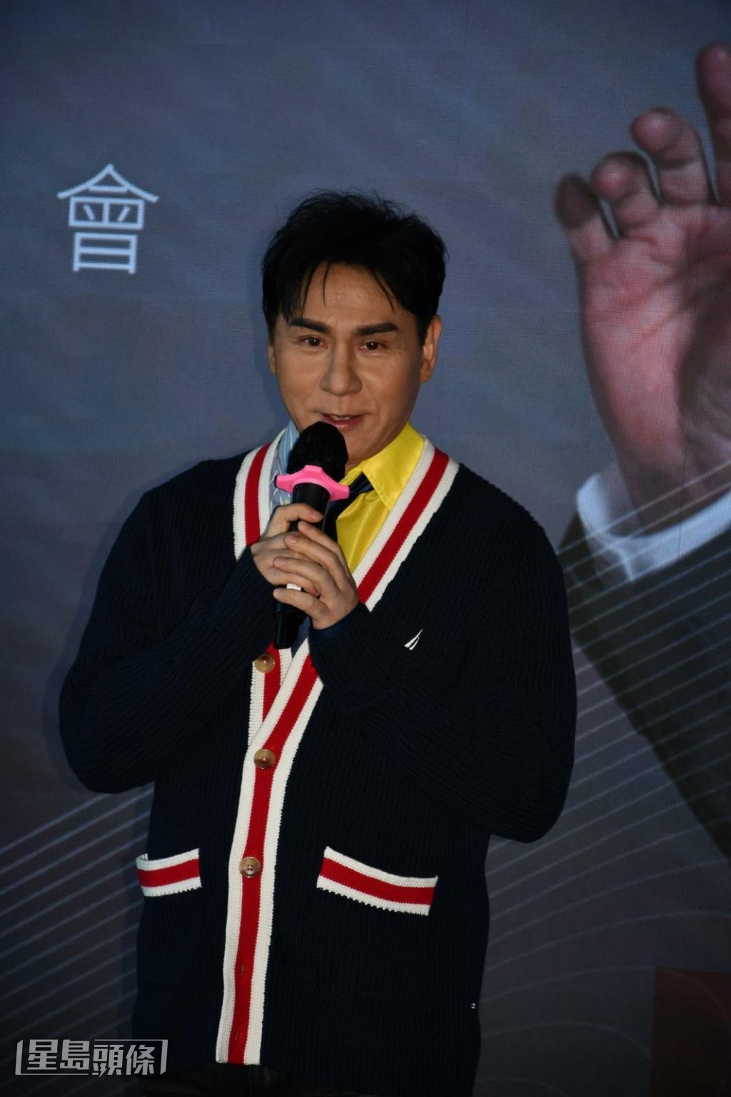 最特別是他邀請了鄭丹瑞為這首歌獨白，還邀請了周慧敏、余劍明及阮兆祥合唱。