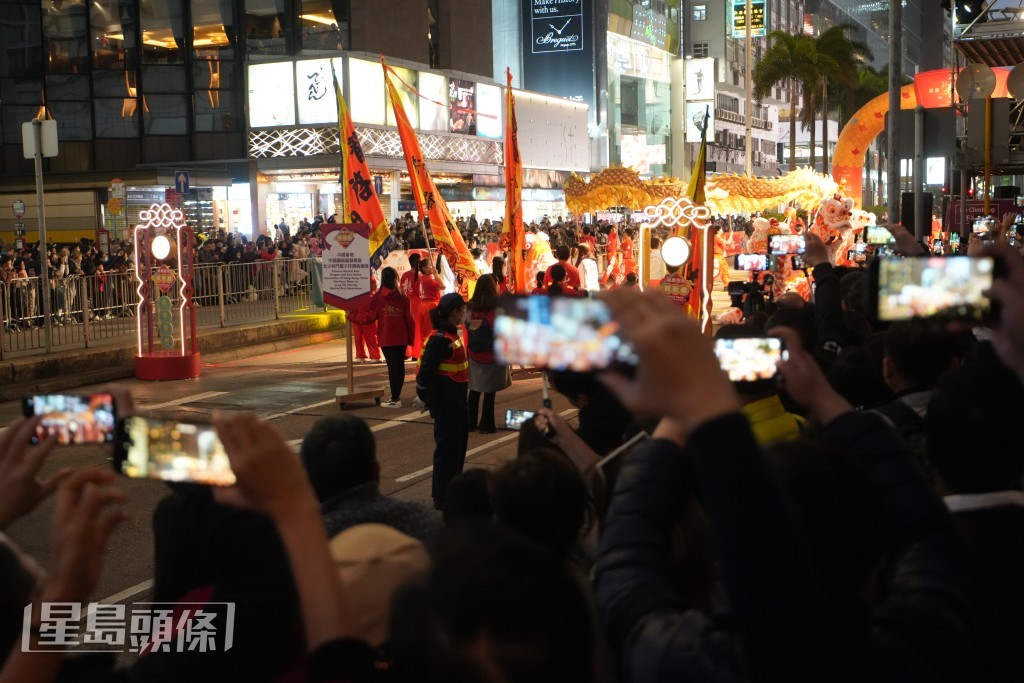 市民逼爆尖沙咀準備看花車巡遊。劉駿軒攝 市民逼爆尖沙咀準備看花車巡遊。劉駿軒攝