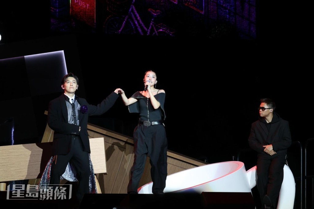 她演唱一曲《難得有情人》時，二人在身旁伴舞。