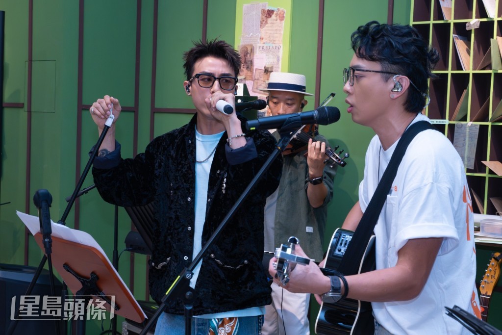 AK出場演唱solo歌《心死了幾百次》、合唱《信之卷》和《Moon on the Water》