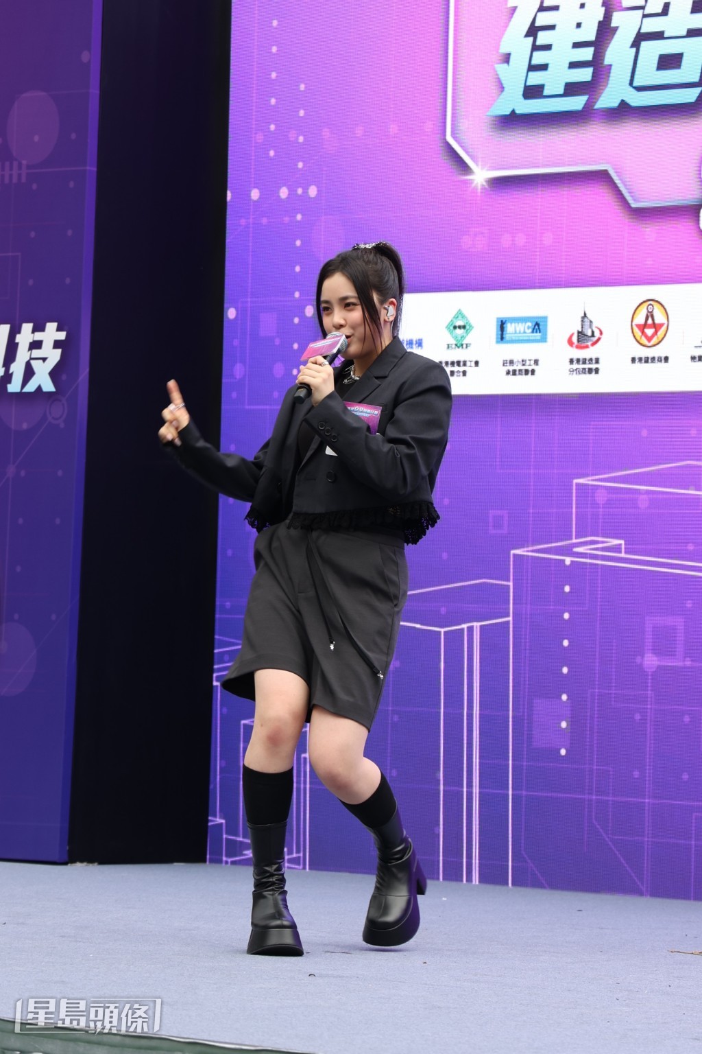 Chantel首次現場跳唱新歌《New Fantasy》。 Chantel首次現場跳唱新歌《New Fantasy》。