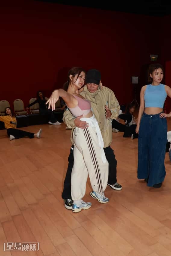 問到可有辣身舞部份?他說一齊跳舞沒理由離行離迾。 問到可有辣身舞部份?他說一齊跳舞沒理由離行離迾。