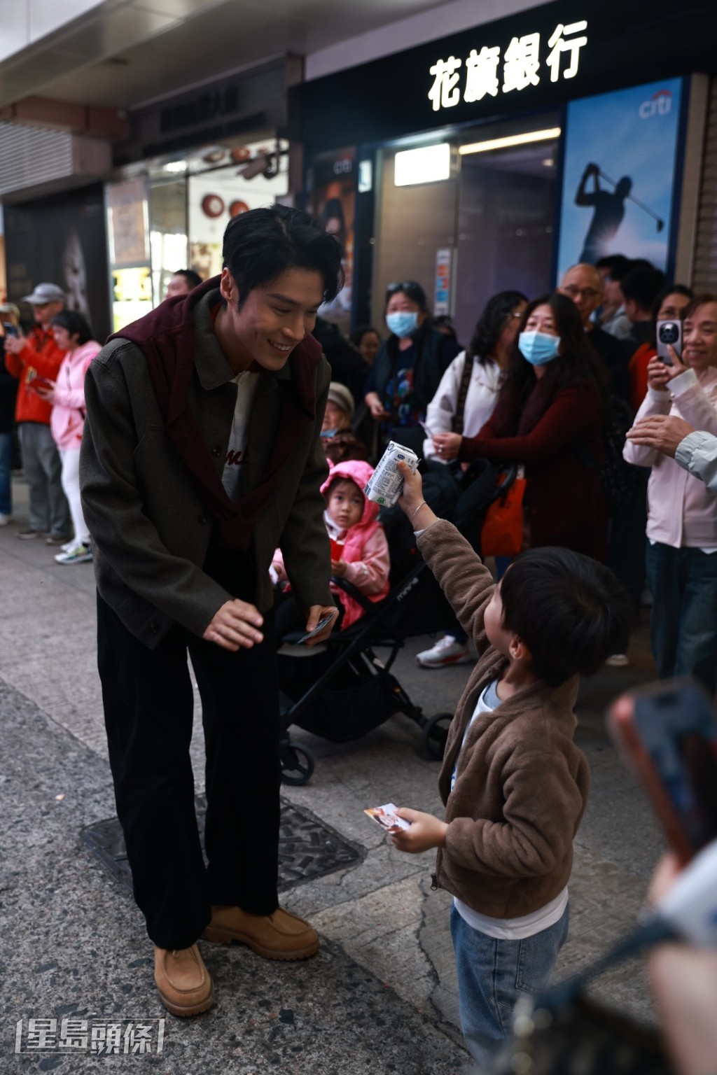 丁子朗希望趁著節日親自答謝觀眾的支持，於是決定「落區」與大家見面。