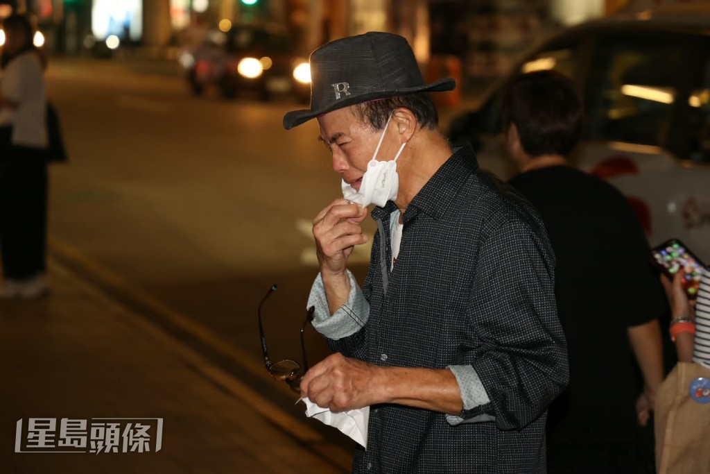 之後情緒激動的他更忍不住喊。