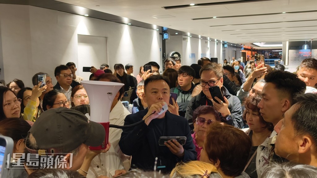 晚上9時許，船公司宣佈行程取消。黃文威攝