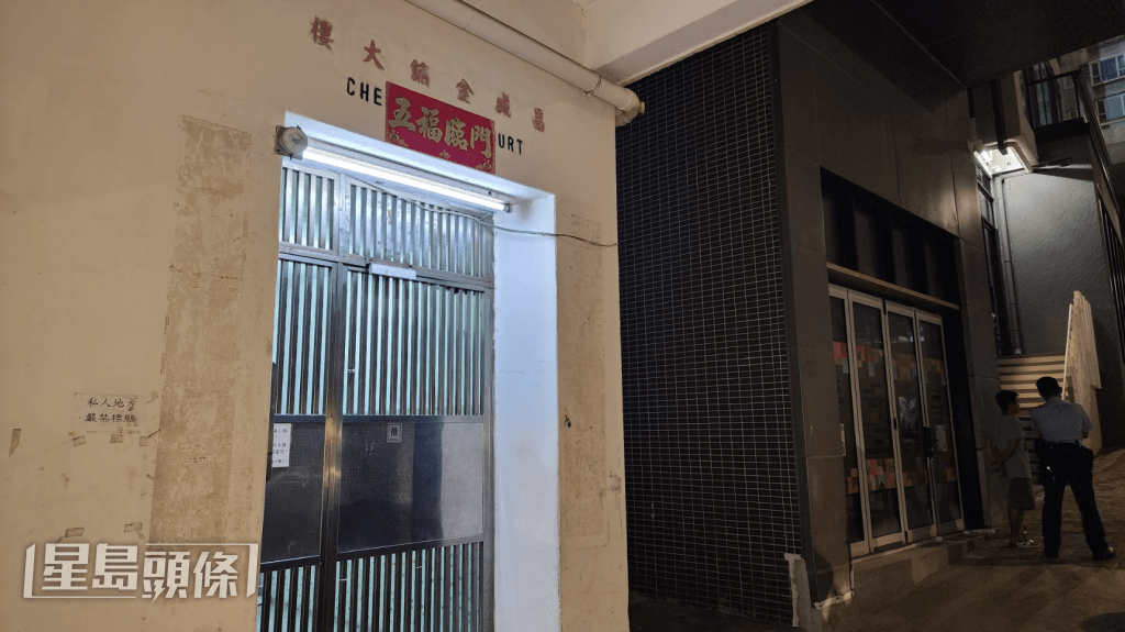 今日（3日）凌晨零時許，警方接獲報案，指一名男子在新柳街5至7號昌盛金舖大樓偷衣物和鞋子，遭男報案人和保安員當場制服。黎志偉攝