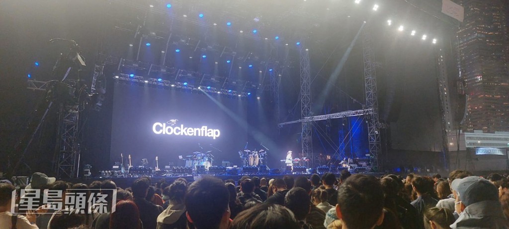 陳蕾唱出《熒光》，為演出環節結束。