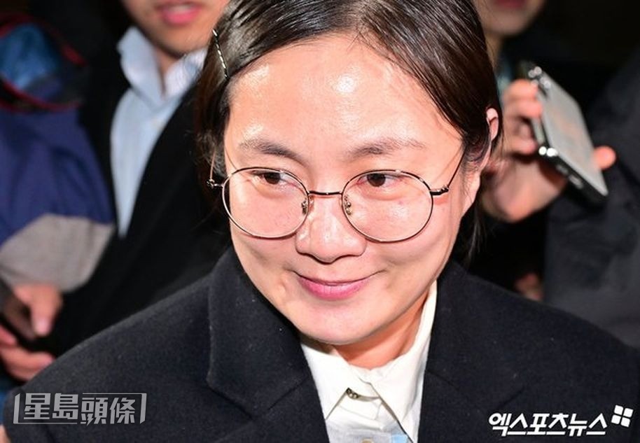 期間朴娜萊更面帶微笑祝記者新年快樂。