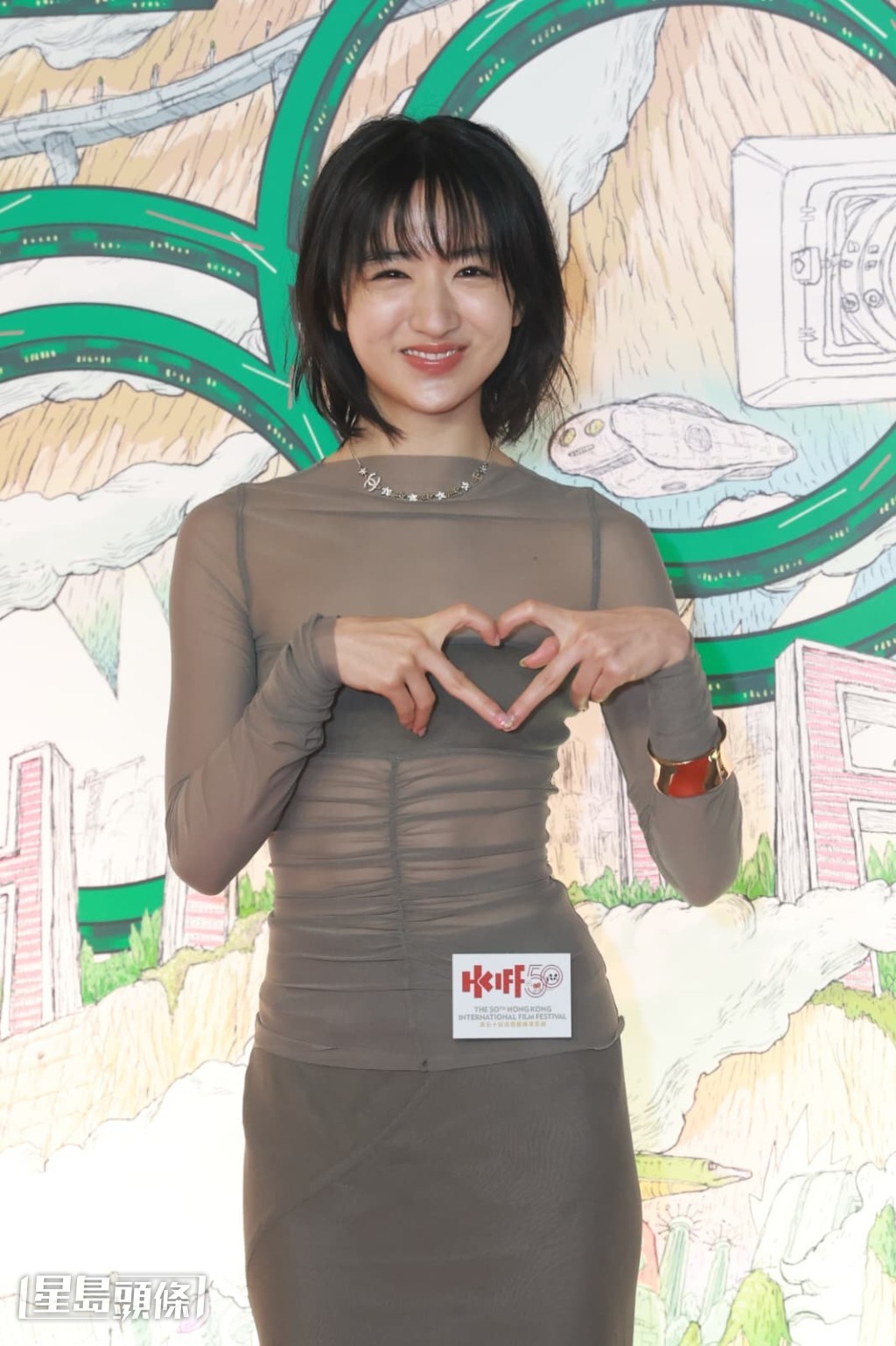 許恩怡穿上透視裙出席《第五十屆香港國際電影節》開幕禮。