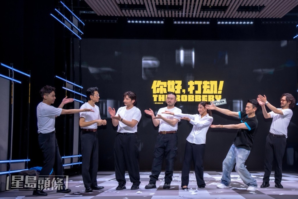 華仔昨晚跟導演魯文傑以最近距離在後台欣賞整晚表演，不時被劇中演員的精采演出逗得笑不攏嘴，拍掌和應。